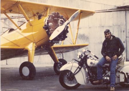 steve avec son avion et sa moto