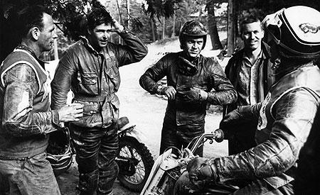 avec bud ekins a droite de lui